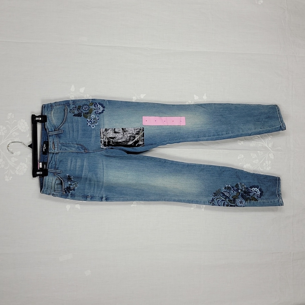 Nine West Jeans Gramercy Skinny Women Size 6 Embroidered Floral  29 X 30. NWT
